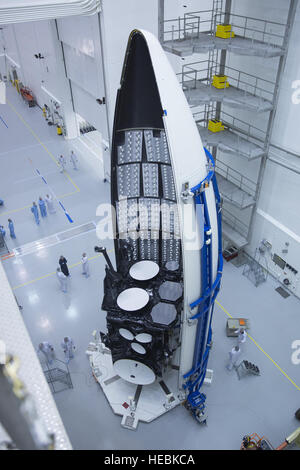 Arbeiter bereiten die Luftwaffe dritte erweiterte extrem hoher Frequenz Satellit für Start 12. September 2013, in der Nähe von Cape Canaveral Air Force Station, Florida Das Raumfahrzeug wurde in seiner Verkleidung gekapselt 27. August 2013, vor wird verbunden mit einer Atlas V-Rakete. Es war geplant, 18. September 2013 starten. AEHF ist ein Gelenk-Service-System, die überlebensfähig, in der Nähe von weltweit, sichere, geschützte und Marmelade-resistente Kommunikation für vorrangige nationale militärische Operationen bereitstellt. (Höflichkeit Foto/Lockheed Martin) Stockfoto