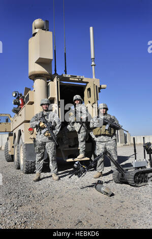 Mit nur ein paar Monate im Theater der 447th Expeditionary Civil Engineer Squadron Explosive Ordnance Entsorgung Flug befestigt, Multi-National Division - Bagdad geholfen 13.000 Pfund von explosiven Krafttraining zu sammeln. Das Team, bereitgestellt von der 99. Bauingenieur-Geschwader an Nellis AFB, Nevada, ist Teil eines der vier drei-Personen-EOD-Teams, die hatte eine direkte Hand in den Cache zu zerstören. Stockfoto