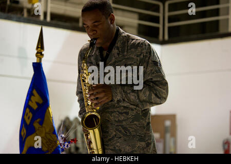 Senior Airman Keith DeBose, 5. medizinische Operations Squadron medizinischen Standards Techniker, spielt die Nationalhymne auf seinem Saxophon während der 5. Wartung Operations Squadron Inaktivierung Zeremonie auf der Minot Air Force Base, N.D., 31. Mai 2013. Die Inaktivierung des Geschwaders ist Teil einer Headquarters Air Force zur Verfügung zusätzliche Offizier Positionen aus den Reihen der junior und Mitte-Grade Level Majors zu machen. Der Luftwaffe Stabschef die Inaktivierung von allen MOS Air Force-weite, außer im Interkontinentalrakete Flügel genehmigt. (U.S. Air Force Fotos/Senior Airman Britta Stockfoto