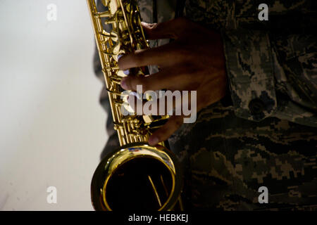 Senior Airman Keith DeBose, 5. medizinische Operations Squadron medizinischen Standards Techniker, spielt die Nationalhymne auf seinem Saxophon während der 5. Wartung Operations Squadron Inaktivierung Zeremonie auf der Minot Air Force Base, N.D., 31. Mai 2013. Die Inaktivierung des Geschwaders ist Teil einer Headquarters Air Force zur Verfügung zusätzliche Offizier Positionen aus den Reihen der junior und Mitte-Grade Level Majors zu machen. Der Luftwaffe Stabschef die Inaktivierung von allen MOS Air Force-weite, außer im Interkontinentalrakete Flügel genehmigt. (U.S. Air Force Fotos/Senior Airman Britta Stockfoto