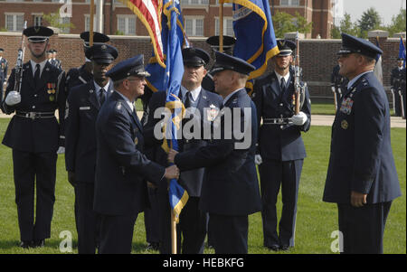 Gen Duncan J. McNabb (links), Air Force stellvertretender Chef des Stabes, Hände die Air Force District of Washington Guidon, Befehl, Major General Ralph Jodice II, der neue Kommandant der AFDW, Aug 6 auf der U. S. Air Force zeremonielle Rasen auf Bolling während einer Zeremonie, der Befehl Change bedeutet. General Gorenc ersetzt Generalmajor Frank Gorenc. (Foto: Senior Airman Steven Doty US Air Force) Stockfoto
