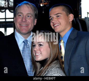 Boston Red Sox Krug Curt Schilling posiert für ein Foto mit Brittany und Robbie Bergquist nach Microsoft über und jenseits der Preisverleihung 12. November 2007, in New York City. Die Bergquists eingerichtet, ein Programm um Prepaid-Telefonkarten an Servicemembers im Irak zu senden begann im Jahr 2004 als sie 13 und 12 Jahre alt, bzw. waren. DoD-Foto von techn. Sgt. Adam M. stumpf, US Air Force. (Freigegeben) Stockfoto