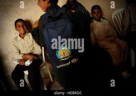 Schüler sozialisieren vor dem Unterricht ab Bog-E Poh Schule in Farah, Afghanistan, Mai 13.  Trotz Bau Anstrengungen auf die Schule afghanischen jungen und Mädchen ihre Weiterbildung durch die Teilnahme an Klasse in Zelten und Klassenräume fast abgeschlossen. Stockfoto