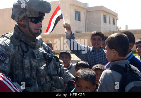 US Army Captain Kiser, Delta Kompaniechef, 2. Bataillon, 7. Kavallerie-Regiment, 4th Brigade Combat Team, 1. Kavallerie-Division Fort Bliss, Texas, spricht mit irakischen Studenten eine alle Boys School in der Aufständischen beladenen Nachbarschaft von Al Rashidayah, Mosul, Irak, März 7. US-Armee Soldaten von Delta Company, halfen irakische Armeesoldaten liefern Schulmaterial, Kleidung und Spielzeug, lokale Unterstützung für US-Koalition und irakische Kräfte zu gewinnen. (US Air Force Photo by Senior Airman Vanessa Valentine) Stockfoto