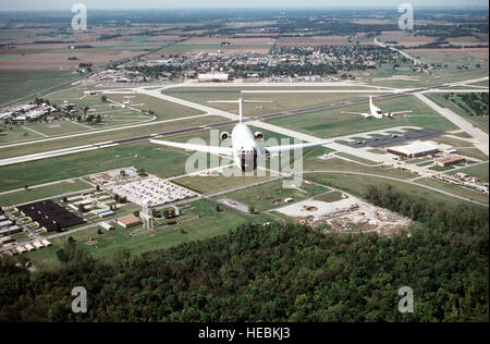 Eine Luft/Luft-, front Ansicht von einer McDonnell Douglas C-9A Nachtigall Flugzeug führt eine Formation, die (links) enthält eine C-21A und eine C-12F über Rampen und Start-und Landebahnen von Scott gebaut.  Alle Flugzeuge werden 375-jährigen Airlift Wing, Air Mobility Command zugewiesen. Stockfoto