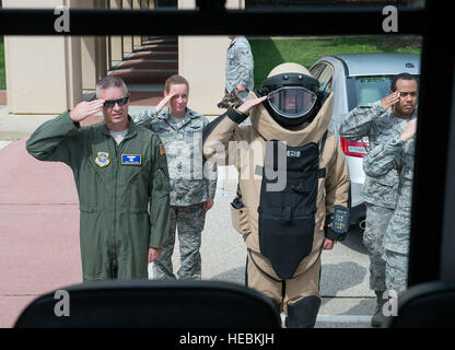 Colonel Chris Buschur 375-jährigen Air Mobility Wing-Vize-Kommandeur, Oberstleutnant Brooke Matson, 375-jährigen Operations Support Squadron, Senior Airman Derek Wingler, 375-jährigen Bauingenieur-Geschwader und Staff Sgt Justin Baggett 375-jährigen OSS, Gruß als Hayden Brown, 6, vergeht, 17. August 2016, Scott Air Force Base, Ill. Scott Airmen teamed oben mit Alton VFW Post 1308 Hayden mit einem Abzeichen des Mutes für seine Entschlossenheit im Umgang mit seinen seltenen präsentieren , und unheilbare Krankheit, bekannt als MLD.  (Foto: U.S. Air Force Senior Airman Megan Friedl) Stockfoto