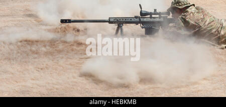 Ein Scout Sniper Team Schütze feuert Bestandteil der Recon Platoon von Bravo Company, 2. Bataillon, Infanterie-Regiment 124., 53. Brigade Combat Team, Florida Army National Guard ein Barrett M107 Kaliber.50 Anti-Materiel Selbstladebüchse auf ein 1200 Meter Ziel Laufe ein scharfer Munition Langstrecken Treffsicherheit Ausbildung und Qualifizierung im Bereich Ausbildung von Arta in Dschibuti, 14. Oktober 2015. SST ist eine unterstützende Einheit, Ostafrika Response Force, eine schnelle Eingreiftruppe auf Einsätze im Bereich US Africa Command Verantwortung reagieren soll. (US Air Force Phot Stockfoto