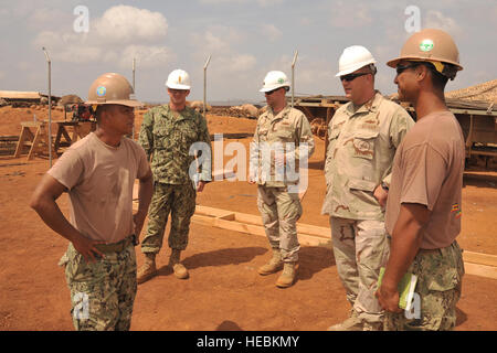 Ali Oune, Dschibuti (5. April 2012) - US Navy Petty Officer 1st Class Robert Manzano (links), US Naval Mobile Bau-Bataillon 3, spricht mit CMdR Chris Hodrick (zweite von rechts), Operationen zwingen, Ingenieur, April 5, über den Beratenden Health Clinic bauen die Seabees hier. Die Klinik soll Mutterschaftsleistungen für einheimische Frauen zu bieten. Die Seabees, zugeordnet nach Camp Lemonier, Djibouti, arbeiten im ganzen Land Bau von Kliniken und anderen Gebäuden zur Unterstützung kombiniert Joint Task Force-Horn von Afrika, deren Aufgabe beinhaltet Verbesserung Partner Nation capa Stockfoto