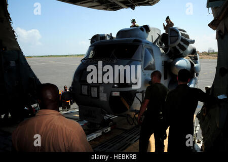 Eine US Luftwaffe c-5 Galaxy Crew und Marines laden einen CH-53 Hubschrauber auf einer c-5 auf Camp Lemonier, Dschibuti, Jan. 29. Die Hubschrauber zu Combined Joint Task Force - Horn von Afrika zugeordnet wurden und wurden für Such- und Rettungsaktionen und medizinische Civil Action-Programme am Horn von Afrika zu unterstützen. Die Marines wurden vom Marine Corps Air Station New River, North Carolina, und die Luftwaffe c-5 und die Mannschaft waren von Westover Air Reserve Base, Mass. Stockfoto