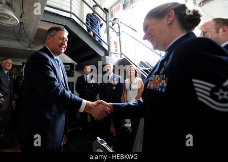 Sekretär des Air Force Michael Donley grüßt techn. Sgt. Vanessa Bibb, 59. medizinischen Flügel aeromedical Techniker aus gemeinsamen Basis San Antonio, Texas, bei einem Besuch in USS Intrepid (CV-11) während der Air Force Week in New York City 19. August 2012.  Air Force Woche ist ein wiederkehrendes Programm, die die Gelegenheit bietet, die Air Force zu präsentieren und seine Flieger durch interaktive Displays, Geräte-Demonstrationen, Überführungen, Zeremoniell zu bohren, Mannschaften, Band-Auftritte und vieles mehr. Stockfoto