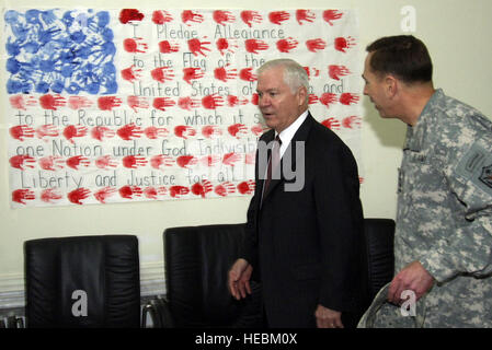 US-Verteidigungsminister Robert M. Gates und Multi-National Force-Irak Kommandant Armee General David Petraeus reden hinter verschlossenen Türen im Al Faw Palace, Camp Liberty, dem Irak, Dez 6. Stockfoto