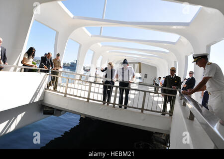 US-Außenministerin Hillary Rodham Clinton und Generalleutnant Daniel J. Darnell, der stellvertretende Befehlshaber für den US Pacific Command fallen ein paar Blumen auf die Sicht des USS Arizona Memorial, Jan. 12, in Honolulu, Hawaii. Außenministerin Clinton führt eine Reise durch den Westpazifik zur Stärkung der Beziehungen mit unseren Partnerstaaten, die Haltestellen in Papua Neuguinea, Australien und Neuseeland beteiligt werden und Hawaii war ihre erste Station dort sie mit japanischen Außenminister Katsuya Okada traf, die Bewegung des Marine Corps Futenma Air Base, die Erweiterung des Japan - USA Sicherheitsbündnis zu diskutieren , Stockfoto