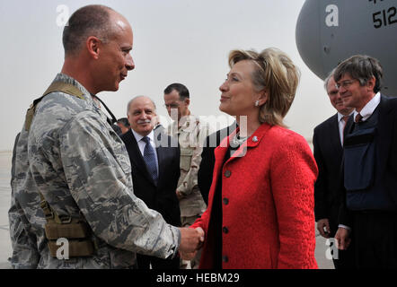 Kol. Jon Andre, 447th Air Expeditionary Gruppenkommandant, grüßt US-Außenministerin Hillary Clinton auf der Flightline, April 25. Clinton passierten Sather während einer unangekündigten Besuch in Bagdad, Irak, Treffen mit US-Militärführer und obersten irakischen Regierungsvertretern. Sie traf auch mit US-Militärangehörige und irakische Zivilisten während einer Bürgerversammlung in der US-Botschaft im Irak. Stockfoto