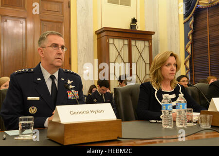 Sekretär des Air Force Deborah Lee James und General John E. Hyten, Kommandant, Air Force Space Command, Zeugen vor dem Senate Armed Services Committee, Subcommittee on Strategic Forces in Washington, 29. April 2015. James erklärte in der mündlichen Verhandlung, dass weltraumgestützte Fähigkeiten und Effekte zu US Warfighting, Homeland Security und unsere Lebensweise von entscheidender Bedeutung sind. James und Hyten bezeugte auch mit Cristina T. Chaplain, Direktor, Akquisition und Sourcing Management Government Accountability Office. (U.S. Air Force Photo/Scott M. Ash) Stockfoto