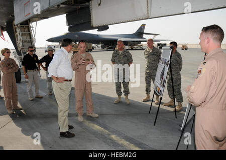 Lieutenant Colonel Kevin Kennedy, 34. Expeditionary Bomb Staffelkapitän, Schriftsätze Sekretär des Air Force Michael Donley auf den Mission-Funktionen der b-1 Lancer, 11. Oktober 2008.  Die Sekretärin war informierte über Machtdemonstrationen und geführte Munition Funktionen der Plattform.  Die Sekretärin tourte fünf verschiedene Flugzeuge aus dieser geheimen Luftwaffenstützpunkt in Südwestasien während einer Tour durch die 379th Air Expeditionary Wing Betrieb.  (US Air Force Foto von techn. Sgt. Michael Boquette/freigegeben) Stockfoto