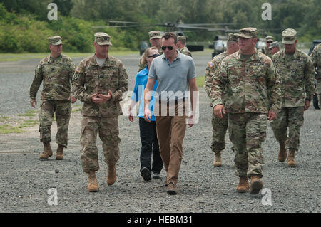 Secretary Of The Army Eric Fanning besucht US-Armee Pazifik Soldaten der 25. Infanterie-Division während der Pazifik bemannt unbemannte – Initiative 26. Juli 2016, im Marine Corps Training Bereich Balg, Hawaii. PACMAN-ich bot Gelegenheit für Soldaten, eine Partnerschaft mit Organisationen und Einrichtungen wie z. B. das Manöver Center of Excellence und die US Armee Tank Automotive Forschung, Entwicklung und Engineering Center, um neue Technologien im Bereich in praktischen Übungen zu testen. (Foto: U.S. Air Force Staff Sgt Christopher Hubenthal) Stockfoto