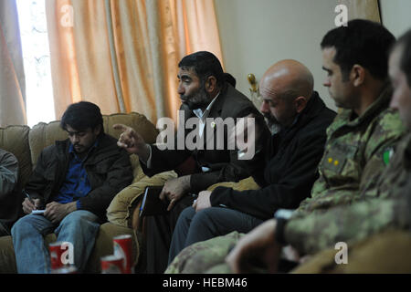 Samad Shams, Kommandant der National Directorate of Security, erläutert provinziellen Sicherheitsbedenken bei einer Farah Provinz Security Council-Sitzung am des Gouverneurs Verbindung, Farah, Afghanistan, 5. Dezember 2009. 17 Personen, darunter der Gouverneur der Provinz Farah, Rahool Amin und Vertreter der Afghan National Army, afghanische Nationalpolizei, Afghan National Directorate of Security, U.S. Marine Corps Special Operations Command, US Army 4-73. Kalvarienberg, Farah Provincial Reconstruction Team und italienischen Task Force Süd an der Sitzung teilgenommen, eine gut funktionierende r fördern soll Stockfoto