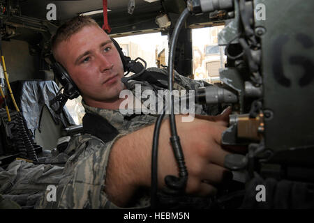 CAMP STRYKER, Irak--Air Force Senior Airman Ian Watts, 732. Expeditionary Forces Squadron Detachment 2 Polizei Übergang Sicherheitsteam, führt Prüfungen durch Radio in seiner Humvee hier 22. August 2009. Die Kontrollen sicherzustellen, dass er mit anderen Fahrzeugen auf seine Sicherheits-Team kommunizieren können. 732. ESFS bietet außen-the-Wire Kampfunterstützung durch Ausbildung von irakischen Polizisten und darstellende nachrichtendienstliche Operationen zur Verbesserung der Sicherheit des Landes. Airman Watt wird bereitgestellt von Langley Air Force Base, Virginia, und ist ein Eingeborener von Big Timber, Mont.  (U.S. Air Force Photo/techn. Sgt Johnny L. Saldivar) Stockfoto