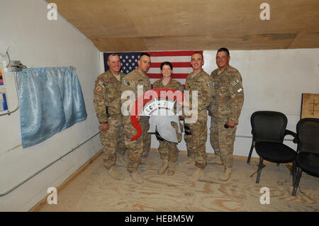 (Links nach rechts) Master Sgt. Joshua Clarke, techn. Sgt. Eric Wearing, Airman 1st Class Tina Venable, Captain Andrew York und Staff Sgt Joshua Gary, 455 Expeditionary Security Force Squadron Mitglieder setzen sich gemeinsam in ihrer Verbindung auf der Bagram Air Field, Afghanistan. Die Mitglieder waren unterliegt ein indirektes Feuer-Angriff im vergangenen Monat sofern sie medizinische Hilfe für verletzte und verteidigt den Umfang (US Air Force Foto / Staff Sgt Stephenie Wade) Stockfoto