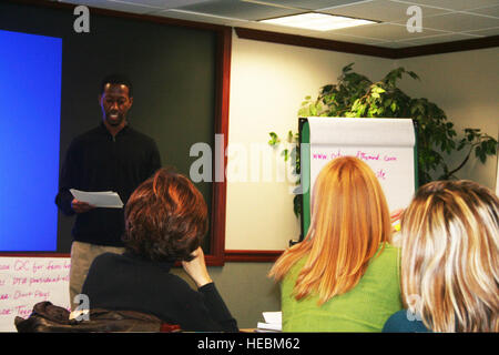 Perry Huff, eine Jugend-Koordinator von Scott Air Force Base, Illinois, gibt eine Präsentation während advanced Leadership-Training bei Headquarters Air Mobility Command an Scott AFB, Ill., 8. Dezember 2011. Das Training unter der Leitung von AMC-zentrale und die jungen & Girls Clubs of America, soll dabei helfen, Flieger, Luftwaffe Zivilisten und Familienmitglieder werden stabiler und besser ausgestattet, um die Strapazen des militärischen Lebens bewältigen. (US Air Force Foto von Master Sergeant Scott Sturkol/freigegeben) Stockfoto