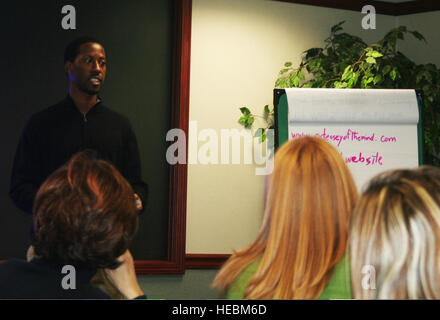 Perry Huff, eine Jugend-Koordinator von Scott Air Force Base, Illinois, gibt eine Präsentation während advanced Leadership-Training bei Headquarters Air Mobility Command an Scott AFB, Ill., 8. Dezember 2011. Das Training unter der Leitung von AMC-zentrale und die jungen & Girls Clubs of America, soll dabei helfen, Flieger, Luftwaffe Zivilisten und Familienmitglieder werden stabiler und besser ausgestattet, um die Strapazen des militärischen Lebens bewältigen. (US Air Force Foto von Master Sergeant Scott Sturkol/freigegeben) Stockfoto