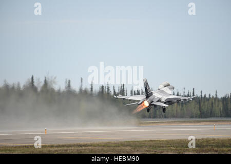 Eine f-16 Fighting Falcon zur 18. Aggressor Squadron versetzt zieht während rote Fahne Alaska 14, 13. Mai 2014, Eielson Air Force Base, Alaska. Die 18. AGR testet Besuch Einheiten Kampfkraft durch eine feindliche Kraft während der Übung. (U.S. Air Force Photo/Senior Airman Peter heftiges) Stockfoto