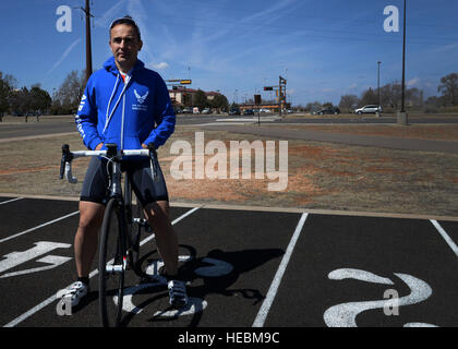 US Air Force Major Joseph Williams, 27. Special Operations medizinische Operationen klinische Medizin Flug Staffelkapitän, stellt sich auf seinem Fahrrad in der Basisschiene 13. März 2015, bei Cannon Air Force Base, N.M. Williams hat einen Weg gefunden, seinen Beruf und seine Leidenschaft durch die Air Force Verwundeten Krieger Programm, einer Organisation, die es dafür zu sorgen, dass Flieger erhalten professionelle Unterstützung und Betreuung von jedem Punkt der Verletzung mesh , durch Trennung oder Ruhestand, für das Leben. (US Air Force Foto/Staff Sgt. Alex Mercer) Stockfoto