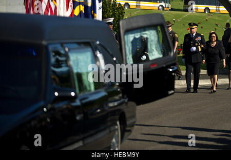 Irene Hirano Inouye, Ehefrau des kürzlich verstorbenen Senator Daniel Inouye K., wird von der US-Armee Pazifik Kommandierender general Generalleutnant Francis J. Wiercinski gegenüber einem Leichenwagen mit Senator Inouye bleibt bei der National Memorial Cemetery of the Pacific für eine Trauerfeier in seiner Ehre 23. Dezember 2012 begleitet. Inouye wurde ein US-Armee Weltkrieg Kriegsveteran mit dem 442nd Regimental Combat Team, die landesweit höchste Auszeichnung für militärische Tapferkeit, die Medal Of Honor erhielt. Inouye wurde Hawaiis erste Kongressabgeordnete nach Eigenstaatlichkeit 1959; Er gewann die Wahlen zum Senat 1962. Er war der erste Japanisch-A Stockfoto