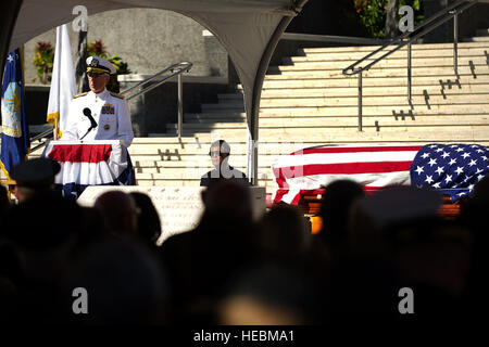 U.S. Navy Admiral Samuel J. Locklear III, Commander, US Pacific Command, gibt Eröffnungsrede während einer Trauerfeier zu Ehren der verstorbenen Senator Daniel K. Inouye an das National Memorial Cemetery of the Pacific 23. Dezember 2012. Inouye wurde ein US-Armee Weltkrieg Kriegsveteran mit dem 442nd Regimental Combat Team, die landesweit höchste Auszeichnung für militärische Tapferkeit, die Medal Of Honor erhielt. Inouye wurde Hawaiis erste Kongressabgeordnete nach Eigenstaatlichkeit 1959; Er gewann die Wahlen zum Senat 1962. Er war der erste Japanisch-Amerikaner in das Repräsentantenhaus und der Senat gewählt und diente seinem nint Stockfoto