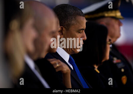 Präsident Barack Obama neigt seinen Kopf im Gebet während einer Trauerfeier zu Ehren der verstorbenen US-Senator Daniel K. Inouye an das National Memorial Cemetery of the Pacific 23. Dezember 2012. Inouye wurde ein US-Armee Weltkrieg Kriegsveteran mit dem 442nd Regimental Combat Team, die landesweit höchste Auszeichnung für militärische Tapferkeit, die Medal Of Honor erhielt. Inouye wurde Hawaiis erste Kongressabgeordnete nach Eigenstaatlichkeit 1959; Er gewann die Wahlen zum Senat 1962. Er war der erste Japanisch-Amerikaner in das Repräsentantenhaus und der Senat gewählt und diente seine neunte Amtszeit im Senat starb aus erneuerbaren Quellen Stockfoto