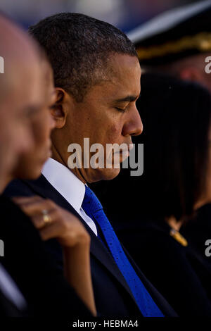 Präsident Barack Obama neigt seinen Kopf im Gebet während einer Trauerfeier zu Ehren der verstorbenen US-Senator Daniel K. Inouye an das National Memorial Cemetery of the Pacific 23. Dezember 2012. Inouye wurde ein US-Armee Weltkrieg Kriegsveteran mit dem 442nd Regimental Combat Team, die landesweit höchste Auszeichnung für militärische Tapferkeit, die Medal Of Honor erhielt. Inouye wurde Hawaiis erste Kongressabgeordnete nach Eigenstaatlichkeit 1959; Er gewann die Wahlen zum Senat 1962. Er war der erste Japanisch-Amerikaner in das Repräsentantenhaus und der Senat gewählt und diente seine neunte Amtszeit im Senat starb aus erneuerbaren Quellen Stockfoto