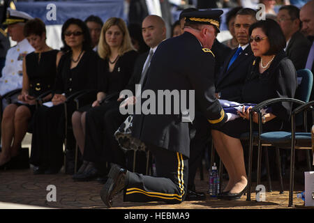 Irene Hirano Inouye, Ehefrau des kürzlich verstorbenen Senator Daniel K. Inouye, erhält eine gefaltete US-Flagge von US Army Pacific Kommandierender general Generalleutnant Francis J. Wiercinski während einer Trauerfeier zu Ehren der verstorbenen Senator Daniel K. Inouye an das National Memorial Cemetery of the Pacific 23. Dezember 2012. Inouye wurde ein US-Armee Weltkrieg Kriegsveteran mit dem 442nd Regimental Combat Team, die landesweit höchste Auszeichnung für militärische Tapferkeit, die Medal Of Honor erhielt. Inouye wurde Hawaiis erste Kongressabgeordnete nach Eigenstaatlichkeit 1959; Er gewann die Wahlen zum Senat 1962. Er war der erste Ja Stockfoto