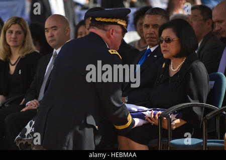 Irene Hirano Inouye, Ehefrau des kürzlich verstorbenen Senator Daniel K. Inouye, erhält eine gefaltete US-Flagge von US Army Pacific Kommandierender general Generalleutnant Francis J. Wiercinski während einer Trauerfeier zu Ehren der verstorbenen Senator Daniel K. Inouye an das National Memorial Cemetery of the Pacific 23. Dezember 2012. Inouye wurde ein US-Armee Weltkrieg Kriegsveteran mit dem 442nd Regimental Combat Team, die landesweit höchste Auszeichnung für militärische Tapferkeit, die Medal Of Honor erhielt. Inouye wurde Hawaiis erste Kongressabgeordnete nach Eigenstaatlichkeit 1959; Er gewann die Wahlen zum Senat 1962. Er war der erste Ja Stockfoto