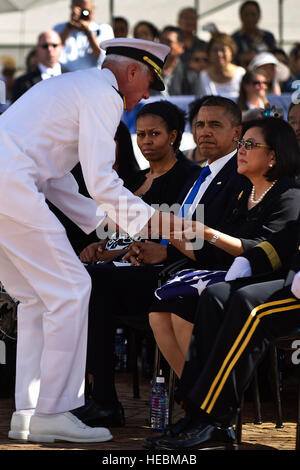 Irene Hirano Inouye, Ehefrau des kürzlich verstorbenen Senator Daniel K. Inouye, erhält eine presidential Memorial-Zertifikat von US Marine Admiral Samuel J. Locklear III, Commander, US Pacific Command, während einer Trauerfeier zu Ehren der verstorbenen Senator Daniel K. Inouye an das National Memorial Cemetery of the Pacific 23. Dezember 2012. Inouye wurde ein US-Armee Weltkrieg Kriegsveteran mit dem 442nd Regimental Combat Team, die landesweit höchste Auszeichnung für militärische Tapferkeit, die Medal Of Honor erhielt. Inouye wurde Hawaiis erste Kongressabgeordnete nach Eigenstaatlichkeit 1959; Er gewann die Wahlen zum Senat 1962 Stockfoto