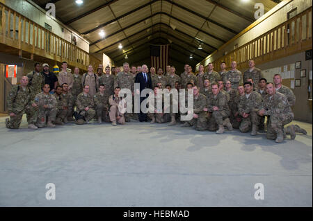 Posieren Sie US-Senator John McCain und Armee-General John F. Campbell, entschiedene Unterstützung Kommandant, für ein Gruppenfoto mit Flieger zugeordnet zum 41. Expeditionary elektronischer Kampf Geschwader, in Bagram Air Field, Afghanistan, 4. Juli 2015. 41. EECS wird bereitgestellt von Davis-Monthan Air Force Base, Arizona  (US Air Force Foto von techn. Sgt Joseph Swafford/freigegeben) Stockfoto