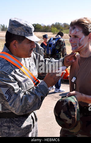 Senior Master Sgt.Tony Navarro, gilt 301. MDS Medizintechniker Moulage für Civil Air Patrol Kadett Jessica Bearden in Vorbereitung auf die gemeinsame Masse Casualty Ausübung in der Army Reserve Center, Fort Worth September 10 und 11 statt.    Medizinisches Personal aus der 301. MDS besuchte die Ausübung während der September-UTA statt.  CAP-Kadetten fungierte als verletzte Personal während der zweitägigen Übung, die militärischen und zivilen Einheiten und Einsatzkräfte von rund um den Bereich zusammengezogen.  (US Air Force Foto/Staff Sgt Chris Bolen) Stockfoto