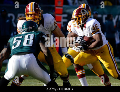 Washington Redskins Runningback braucht Alfred Morris eine Übergabe von quarterback Robert Griffin, III bei einem NFL-Spiel gegen die Philadelphia Eagles am Lincoln Financial Field in Philadelphia, am 23. Dezember 2012. Morris stürzte für 92 Yards und ein Touchdown, als die Redskins die Eagles 27 bis 20 geschlagen. (Foto: U.S. Air Force Tech Sgt. Chuck Walker) Stockfoto