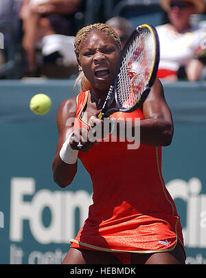 Dritte Samen Serena Williams, USA kehrt ein Schuss während ihr 7-6 (7-3), 6-3 Sieg über Natalie Dechy beim Family Circle Cup Tennisturnier auf Daniel Insel in Charleston, South Carolina, während Hunderte von Charleston Air Force Base (AFB) Personal freiwillig dazu beitragen, Sicherheit für das Turnier. Stockfoto