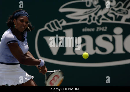 Serena Williams, USA, Gewinner der Womens Tennis Association, Family Circle Cup 2008 Tennismatch, der Familie Kreis Tennis Center in Charleston, SC, gibt eine Salve während ihre Viertelfinal-Match gegen Maria Sharapova von Russland, 18. April 2008 zurück.  (Foto: U.S. Air Force Senior Airman Eric Harris) (Freigegeben) Stockfoto