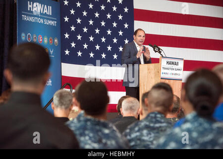 Sekretär von der U.S. Abteilung der Veteranen Angelegenheiten Robert McDonald spricht mit Veteranen und Angehörige der militärischen Ehegatten über die Karrierechancen außerhalb des Militärs während des Hawaii Übergang Gipfels 9 Juli, am gemeinsamen Basis Pearl Harbor-Hickam, Hawaii. Die Veranstaltung fand vom 7. Juli bis 9 Schofield Barracks und gemeinsame Basis Pearl Harbor-Hickam. Der Gipfel angeboten Service-Mitglieder und deren Ehepartner die Möglichkeit zur Teilnahme an Workshops, Schulungen und Diskussionen konzentrierte sich auf die Verbesserung der Wettbewerbsfähigkeit Beschäftigung für diejenigen aus dem Militär den Übergang erleichtert. ( Stockfoto