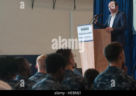 Sekretär von der U.S. Abteilung der Veteranen Angelegenheiten Robert McDonald spricht mit Veteranen und Angehörige der militärischen Ehegatten über die Karrierechancen außerhalb des Militärs während des Hawaii Übergang Gipfels 9 Juli, am gemeinsamen Basis Pearl Harbor-Hickam, Hawaii. Die Veranstaltung fand vom 7. Juli bis 9 Schofield Barracks und gemeinsame Basis Pearl Harbor-Hickam. Der Gipfel angeboten Service-Mitglieder und deren Ehepartner die Möglichkeit zur Teilnahme an Workshops, Schulungen und Diskussionen konzentrierte sich auf die Verbesserung der Wettbewerbsfähigkeit Beschäftigung für diejenigen aus dem Militär den Übergang erleichtert. ( Stockfoto