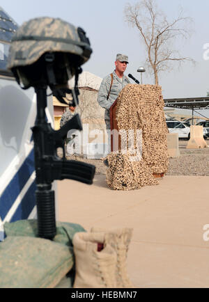 Major General Craig Franklin, Kommandant der 332. Air Expeditionary Wing, spricht für Flüge der Sicherheitskräfte und Militärpolizei während der Sicherheit zwingt Gedenkfeier am Joint Base Balad, Irak, 15. Mai 2010. Die Zeremonie war die Abschlussveranstaltung des Polizei-Woche bei JBB und wurde zu Ehren des die Tuskegee Airmen, die ihr Leben bei der Operation Iraqi Freedom gegeben haben. (U.S. Air Force Photo/Master Sgt. Linda C. Miller/veröffentlicht) Stockfoto