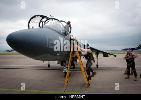 Ehemalige US Marine Corp Sgt. Dakota Meyer, eine Ehrenmedaille Empfänger und Kentucky stammende Platinen einen USMC AV-8 b Harrier II Jet vor der Einnahme von den Kentucky Air National Guard Base in Louisville, Kentucky, 21. April 2012. Meyer war ein Rücksitz Passagiere im Flugzeug, wie es in der Donner über Louisville Airshow über den Ohio River flog. Stockfoto