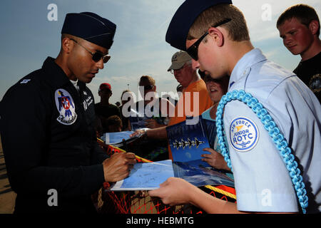 Kapitän Joshua Hawkins, Thunderbird 10, Executive Officer, Autogramme eine Broschüre für ein Air Force Junior Reserve Officer Training Corp (JROTC) Kadett während der Shaw Air Expo auf Shaw Air Force Base, S.C., 5. Mai 2012. (US Air Force Foto/Staff Sgt Larry E. Reid Jr., veröffentlichte) Stockfoto