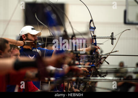 Luftwaffe Athlet Ryan Gallo soll seinen Bogen ein Qualifikationsspiel Bogenschießen während der Spiele 2014 Krieger 1. Oktober 2014, an das US Olympic Training Center, Colorado Springs, Colorado Die Krieger Spiele bestehen aus Athleten aus dem Verteidigungsministerium, die Paralympics-Stil-Veranstaltungen für ihre jeweiligen militärischen Zweig. Das Ziel der Spiele soll helfen, das Potenzial der Krieger durch Leistungssport hervorzuheben. (U.S. Air Force Photo/Flieger 1. Klasse Scott Jackson) Stockfoto