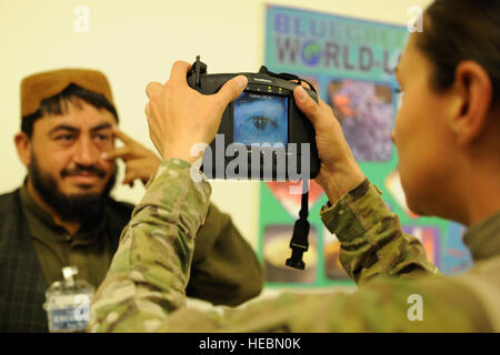 US Navy Petty Officer 2. Klasse Angel Benoit, provinzielle Rekonstruktion Team Uruzgan zivile Angelegenheiten, HIIDE System verwendet, um wichtige Daten der Ladenbesitzer ihren Zahlungseingang für Schlacht Schäden Reparaturen am Haus PRT auf multi-nationalen Basis Tarin Kot, Uruzgan, Afghanistan, 6. September 2011 aufzuzeichnen. Zweiundzwanzig Ladenbesitzer erhalten Zahlungen aufgrund von Schäden, die während der 28. Juli Aufständischen Angriffe auf die Stadt. (DoD Foto von Staff Sgt. Jocelyn A. Ford/freigegeben) Stockfoto