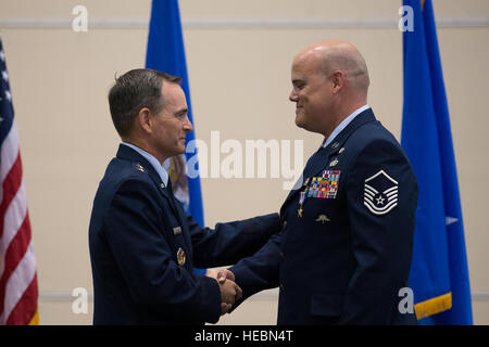 Generalmajor Harry Polumbo, 9. Air Force Commander präsentiert Master Sgt. Thomas Case, eine taktische Luft Kontrolle Party Flieger mit der 18. Air Support Operations Group, mit seinem zweiten Silver Star-Medaille, 13. November 2014, Papst Army Airfield, N.C. Fall erhielt die Medaille für Tapferkeit in Aktion während der 2009 Bereitstellung nach Afghanistan. Die Silver Star-Medaille ist das US-Militär das dritte höchste militärische Auszeichnung für Tapferkeit. Es wird dargestellt, für Tapferkeit im Kampf gegen einen Feind der Vereinigten Staaten (U.S. Air Force Photo/Flieger 1. Klasse Ryan Callaghan) Stockfoto