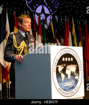 Air Chief Marshal Sir Glenn Torpy befasst sich mit mehr als 90 internationale Luft-Häuptlinge Sept. 25 in der zweiten der drei Foren während der Global Air Chiefs Conference am Marriott Wardman Park Hotel in Washington statt. Die GACC, moderiert von General T. Michael Moseley, läuft gleichzeitig mit der Air Force Association & Luftraum Konferenz- und Technology Exposition. Air Chief Marshal Sir Torpy ist der Stabschef der Royal Air Force. Allgemeine Mosley ist der US-Luftwaffe Stabschef. (U.S. Air Force Photo/Mike Paussic) Stockfoto