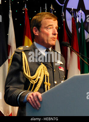 Air Chief Marshal Sir Glenn Torpy befasst sich mit mehr als 90 internationale Luft-Häuptlinge Sept. 25 in der zweiten der drei Foren während der Global Air Chiefs Conference am Marriott Wardman Park Hotel in Washington statt. Die GACC, moderiert von General T. Michael Moseley, läuft gleichzeitig mit der Air Force Association & Luftraum Konferenz- und Technology Exposition. Air Chief Marshal Sir Torpy ist der Stabschef der Royal Air Force. Allgemeine Mosley ist der US-Luftwaffe Stabschef. (U.S. Air Force Photo/Mike Paussic) Stockfoto