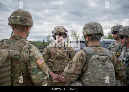 US Air Force Tech SGT Steven Waller, ein 13. Air Special Operations Squadron gemeinsamen terminal Angriff Controller aus Fort Carson, Colorado, Bewertungen ein Szenario mit US-Soldaten aus dem 1. Bataillon, 24. Infanterieregiment in Fort Wainwright, Alaska, 8. Juni 2016, während des Betriebs in der gemeinsamen Pazifik Alaska Range Complex während rote Fahne-Alaska (RF-A) 16-2. RF-A 16-2, die größte Übung seiner Art in sechs Jahren, beschäftigt mehr als 500 Soldaten, die verwendet die JTACs Fähigkeit im Boden-Luft-Support anrufen und overwatch von US Air Force a-10 Warzenschweine, f-16 Fighting Falcons und US-Marine Stockfoto